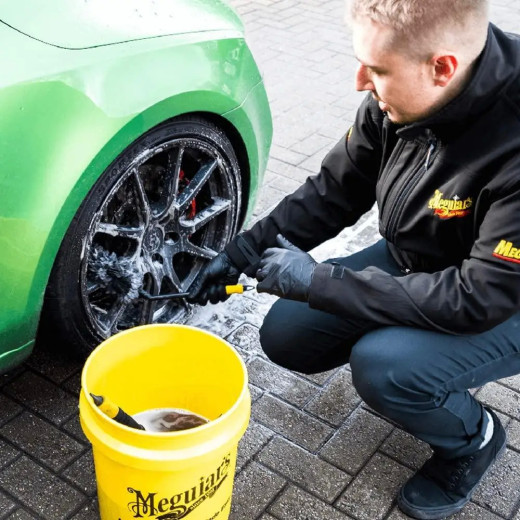 Щітка мікрофіброва для дисків - Meguiar`s Supreme Microfibre Angled Wheel Cleaning Brush (X190700EU)